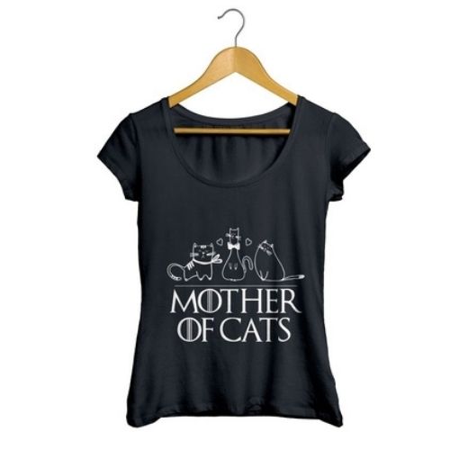 Camiseta preta com a frase mother of cats, que significa mãe de gatos.