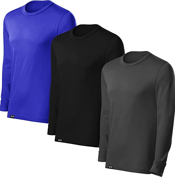 Kit com três camisetas de cores diferentes com fator de proteção solar.