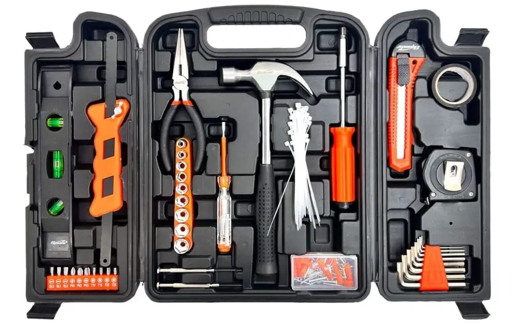 Maleta de ferramentas com acessórios laranja. 