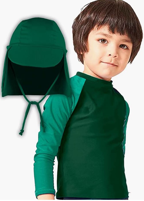 Blusa com proteção solar infantil na cor verde. 