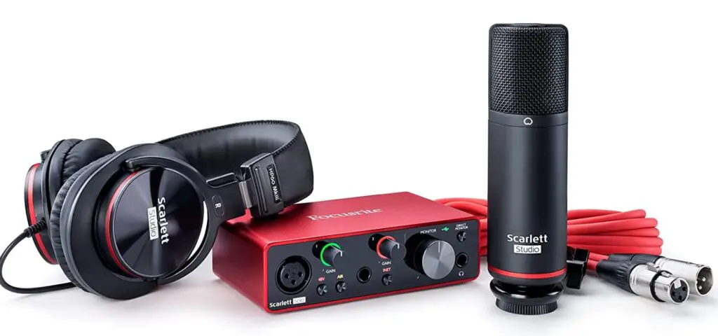 Kit home studio na cor preta e vermelha com microfone e fone. 