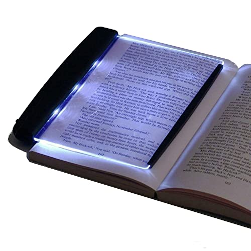 Livro aberto e uma luminária em acrílico com leds sobre a página, iluminando a mesma.