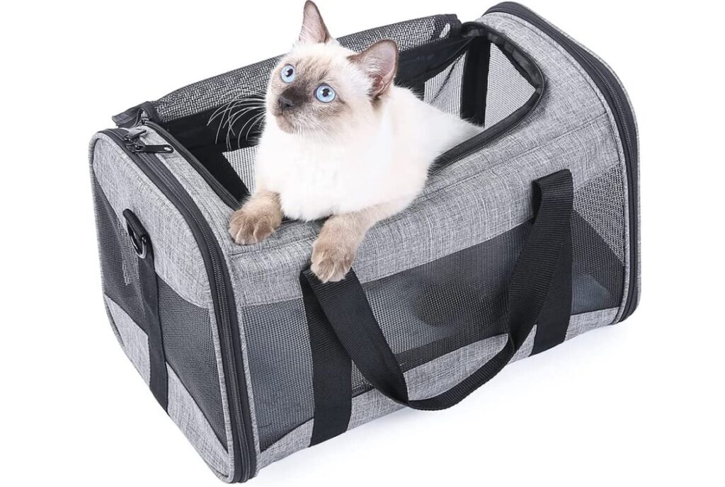 Bolsa na cor cinza para transporte de gatos e cães pequenos. 