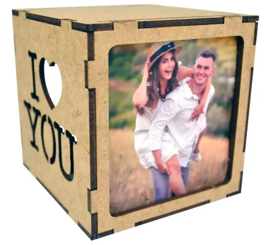 Porta retrato em formato de cubo, com mensagem I Love You e possibilidade de iluminá-lo. 