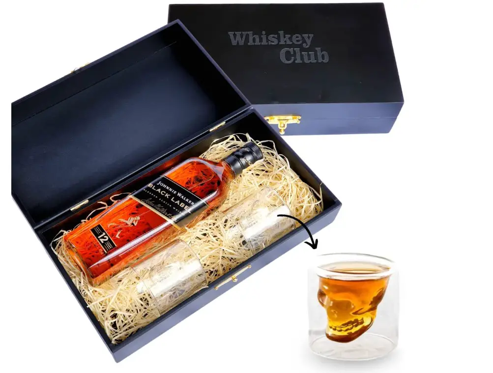 Kit com caixa de whisky, garrafa e dois copos. 
