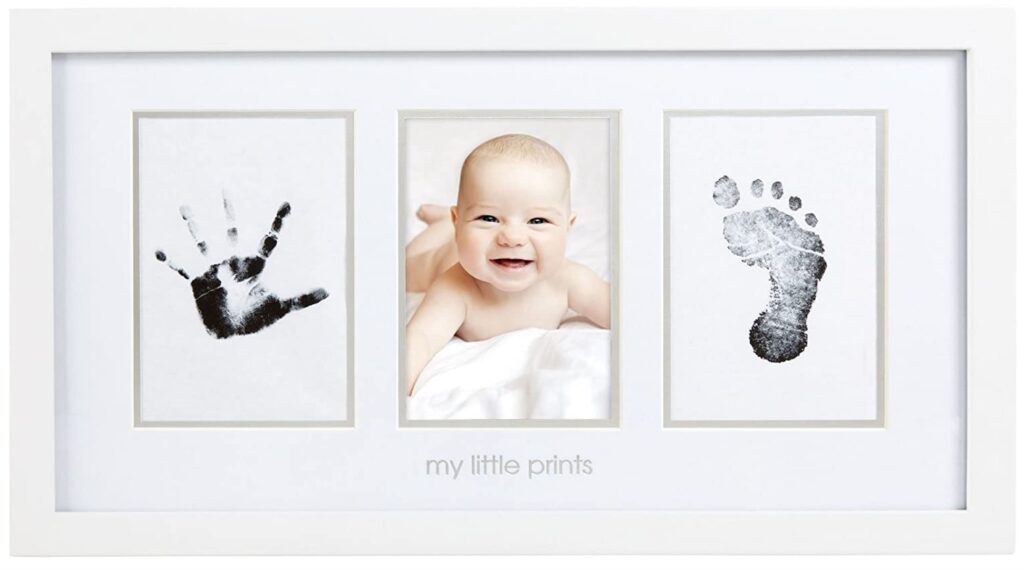 Moldura com impressão de mão e pé de bebê.