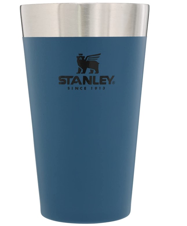 Copo azul com a borda metálica, com a logomarca stanley.