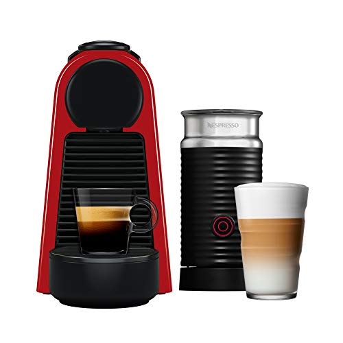 Cafeteira da Nespresso, vermelha e preta, com uma xícara de café e um copo de café ao lado.