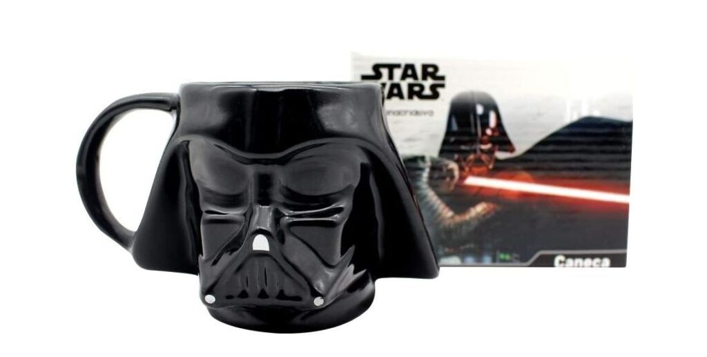 Caneca 3D em formato de Darth Vader. 