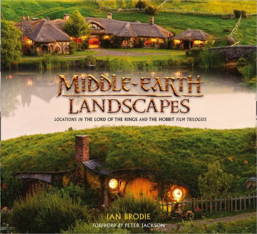 Capa de livro com imagens de paisagens da Terra-Média.