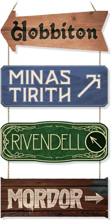 Quatro placas decorativas com escritos sobre a Terra-Média. 
