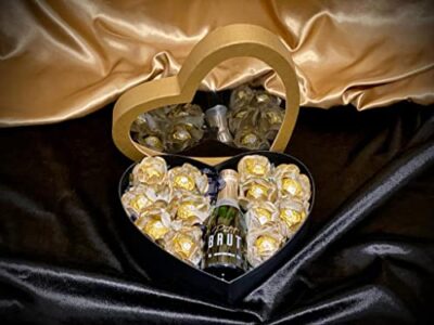 Cesta de presente em formato de coração com bombons Ferrero Rocher e  um mini espumante. 