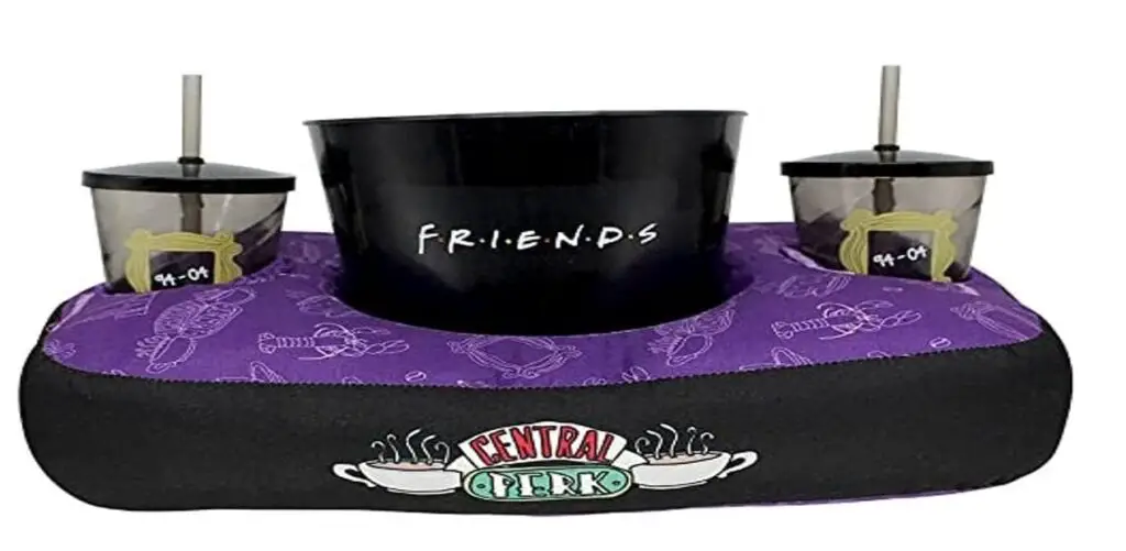 Almofada porta pipoca Friends na cor preta e roxa. 