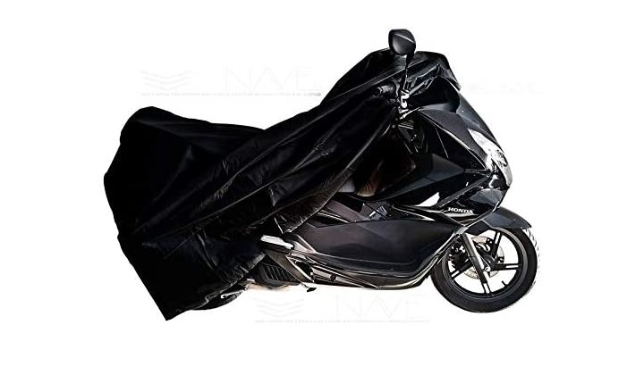 Capa impermeável na cor preta para moto. 