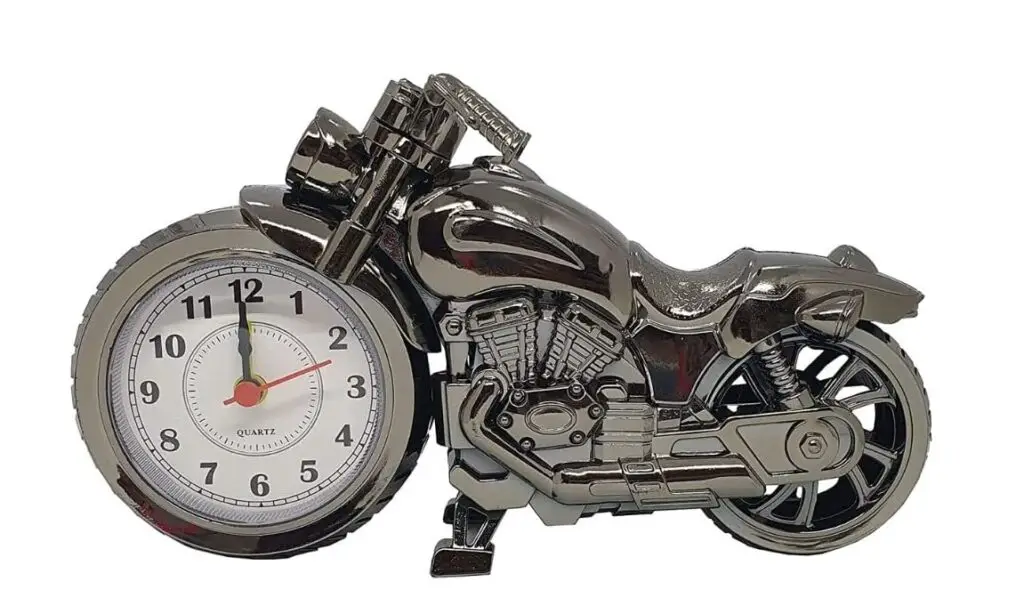 Relógio de mesa em formato de motocicleta. 
