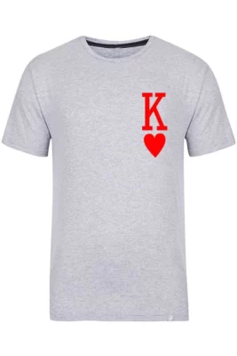 Camiseta de algodão com a letra K em vermelho e um coração.