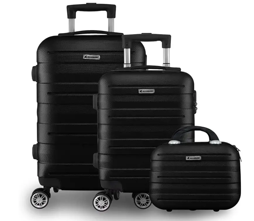 Kit com três malas de viagem na cor preta.