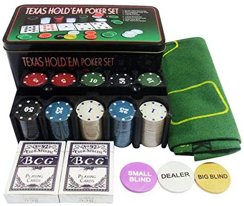 Kit com fichas de poker, 2 jogos de cartas, uma toalha verde em feltro dobrada e lata.