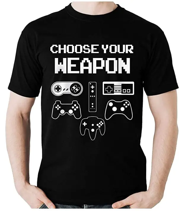 Camisa preta com estampa branca de controles de vídeo game.