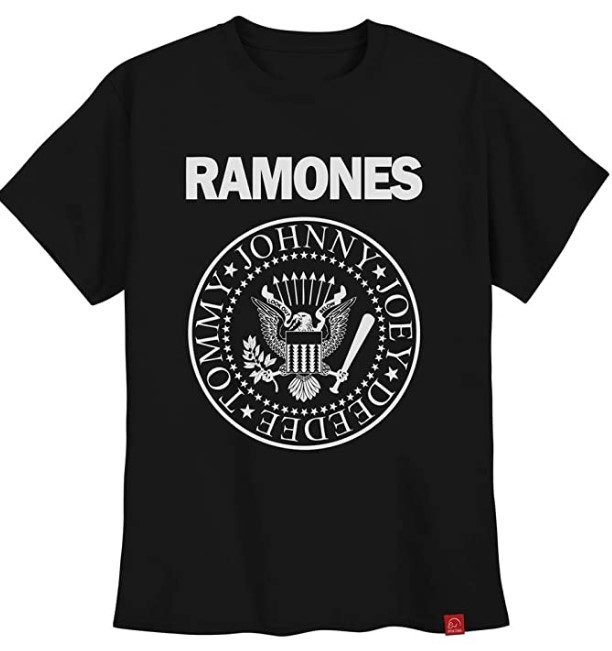 Camisa preta com estampa da banda Ramones.
