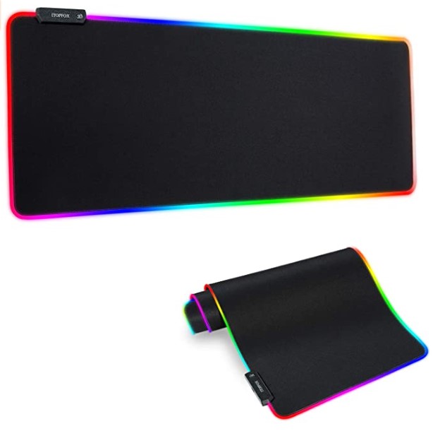 Mousepad para computador, na cor preta emborrachada e variadas cores de luzes.