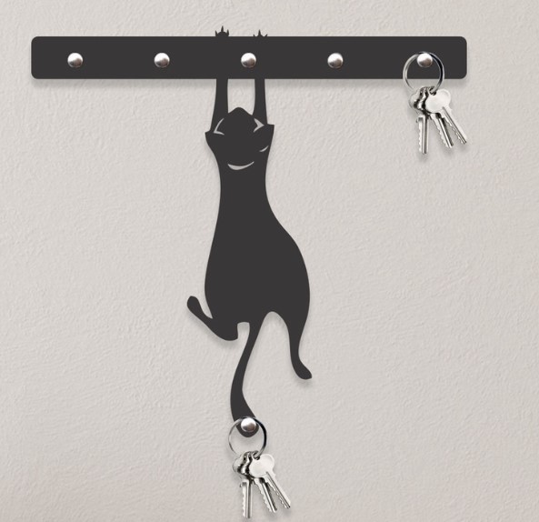Porta-chaves em formato de gato pendurado na cor preta. 
