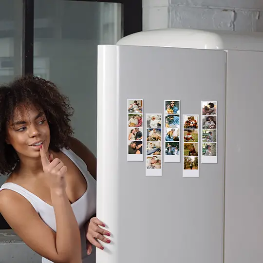 Na imagem, uma mulher olha a porta da geladeira, com várias fotos em ímãs, boas ideias de Copo preto com detalhe em prateado, com frase para presentes para professora