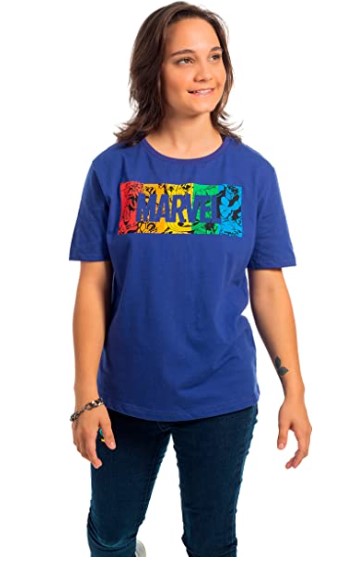 Camiseta feminina pride azul com logo da Marvel em cores do arco-iris. 