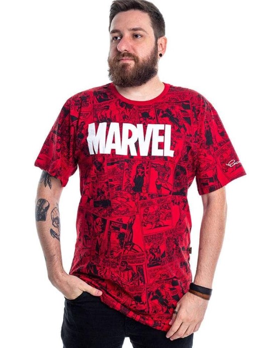 Camiseta masculina vermelha com logo da Marvel e estampas de quadrinhos. 
