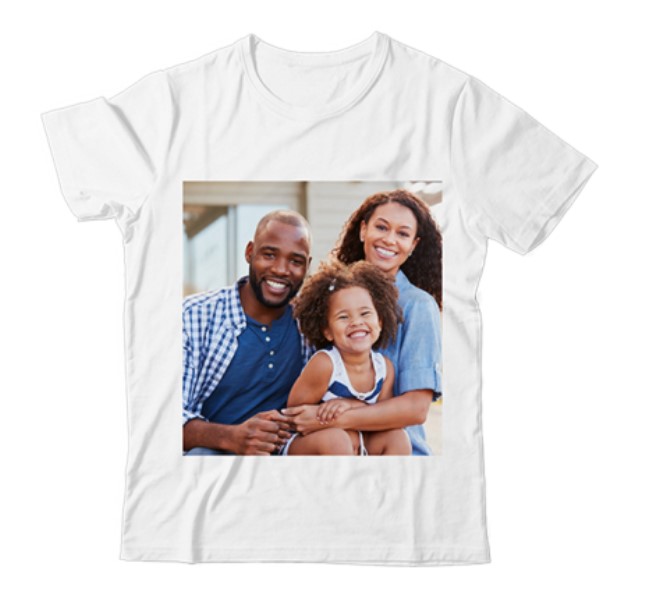 Camiseta branca com foto de família estampada. 