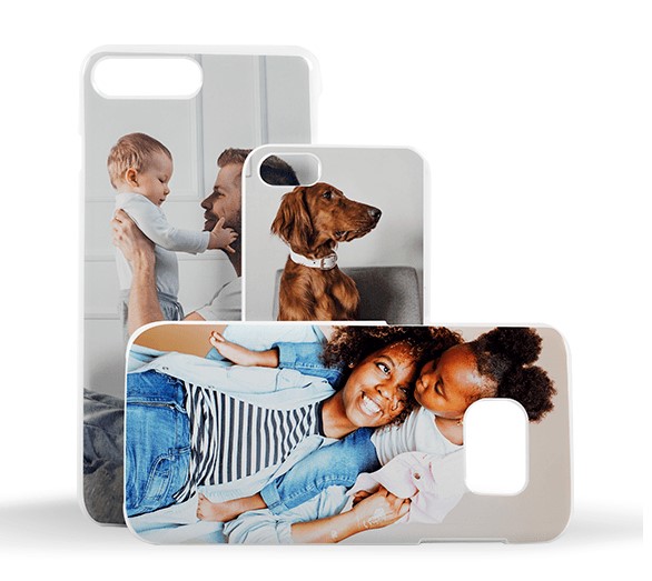 Capa de celular com fotos de pessoas e cachorro. 