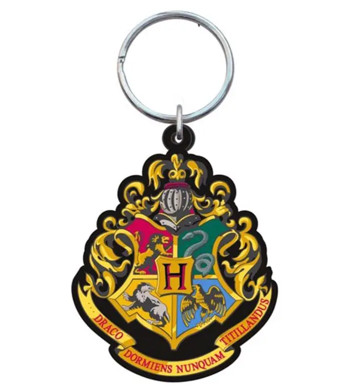 Chaveiro com símbolo de Hogwarts. 