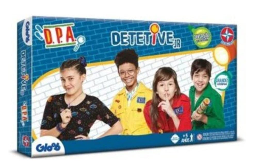 Caixa de jogo detetive com imagem de quatro crianças. 