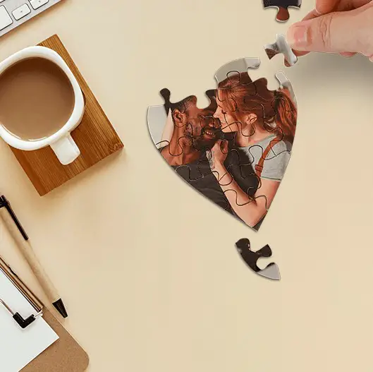 Quebra-cabeça personalizado com foto de casal em formato de coração. 
