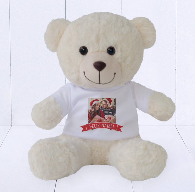 Urso de pelúcia branco com camiseta com foto de casal e a frase feliz natal. 