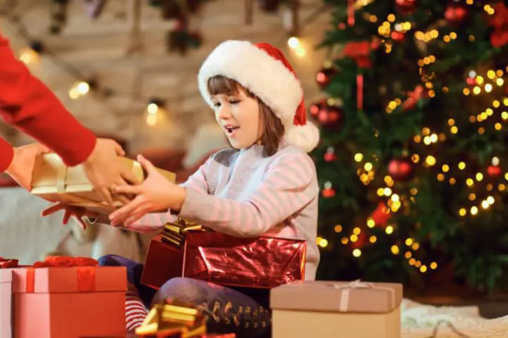 Criança recebe presentes de Natal