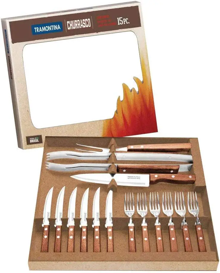 Caixa aberta de kit para churrasco com facas, garfos e pegador. 