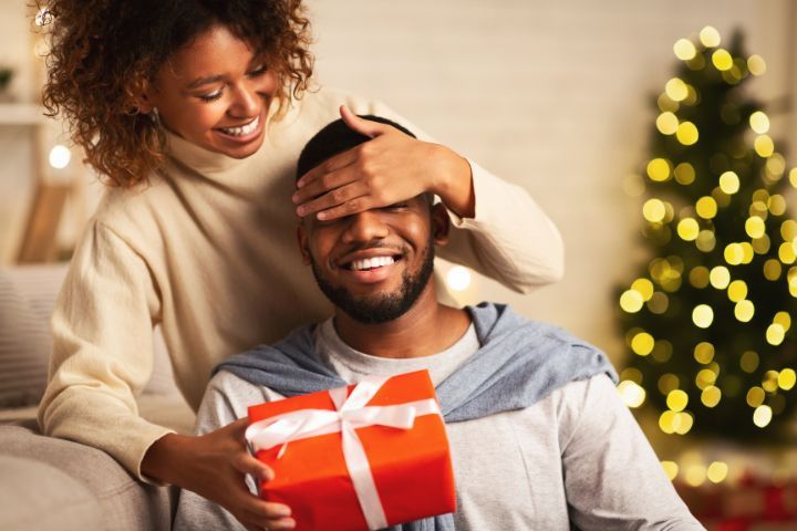 Mulher surprende o namorado com presente de natal
